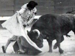 Diego Puerta lancea de capote.