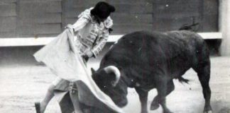 Diego Puerta lancea de capote.