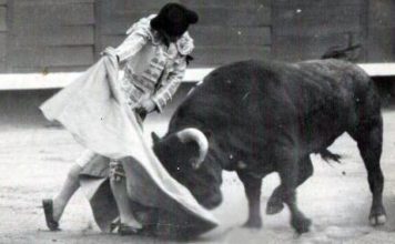 Diego Puerta lancea de capote.