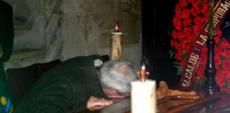 Un aficionado llora desconsoladamente sobre el féretro de Diego Puerta durante la capilla ardiente instalada en el Ayuntamiento de Sevilla. (FOTO: Javier Martínez)
