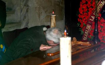 Un aficionado llora desconsoladamente sobre el féretro de Diego Puerta durante la capilla ardiente instalada en el Ayuntamiento de Sevilla. (FOTO: Javier Martínez)