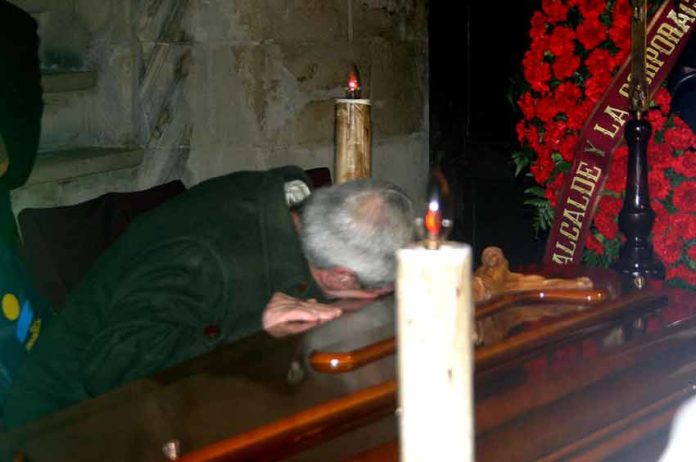 Un aficionado llora desconsoladamente sobre el féretro de Diego Puerta durante la capilla ardiente instalada en el Ayuntamiento de Sevilla. (FOTO: Javier Martínez)