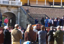 La última Puerta del Príncipe de Diego Puerta Toreros y aficionados aplauden el féretro de Diego Puerta al atravesar la Puerta del Príncipe por última vez. (FOTO: mundotoro.com)