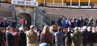 Toreros y aficionados aplauden el féretro de Diego Puerta al atravesar la Puerta del Príncipe por última vez. (FOTO: mundotoro.com)