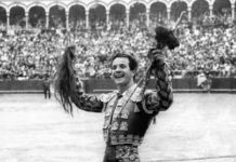 Dos tardes de Diego Puerta Diego Puerta pasea un rabo en la Maestranza.