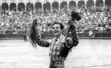 Diego Puerta pasea un rabo en la Maestranza.