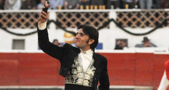 Diego Ventura, con la oreja cortada en Querétaro.