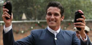 Agustín de Espartinas con las dos orejas en el festival de Cortijo Nirvana. (FOTO: Emilio Méndez/mundotoro.com)