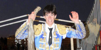 El sevillano Esaú Fernández sale a hombros hoy e Ajalvir. (FOTO: mundotoro.com)