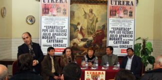 Nuestro compañero Manuel Viera presentando el acto en Utrera. (FOTO: Eduardo Trellez)