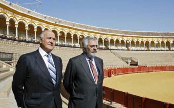 Ramón Valencia y Eduardo Canorea observan el 'cemento' de la plaza. (FOTO: Arjona/Toromedia)