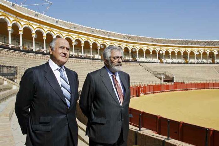 Ramón Valencia y Eduardo Canorea observan el 'cemento' de la plaza. (FOTO: Arjona/Toromedia)