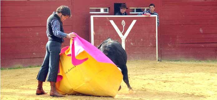 Corpas torea a la verónica en la finca Yerbabuena bajo la atenta mirada del ganadero, José Ortega Cano.