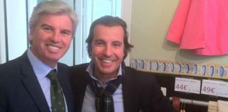 Miguel Guillén, presidente del Betis, junto a Manuel Vázquez, gerente de la tienda 'El Capote', en la inauguración.