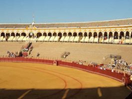 La pobe cartelería del abono indica que de nuevo bajarán los abonados. (FOTO: Javier Martínez)