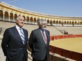 Los autores de los carteles del abono 2012 en la Maestranza.