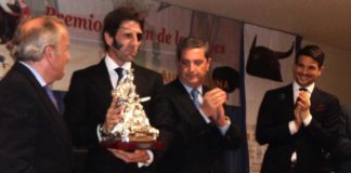 Juan José Padilla, con la reproducción en plata de la Virgen de los Reyes, patrona de Sevilla. (FOTO: Javier Martínez)