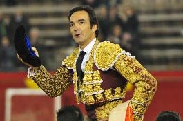 El Cid abre la puerta grande de Valencia El Cid, a hombros en Valencia hoy. (FOTO: Alberto de Jesús/mundotoro.com)