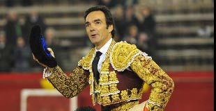 El Cid, a hombros en Valencia hoy. (FOTO: Alberto de Jesús/mundotoro.com)