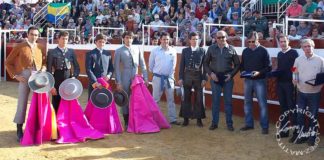 Los toreros y ganaderos colaboradores en el festival. (FOTO: www.lopezmatito.com)