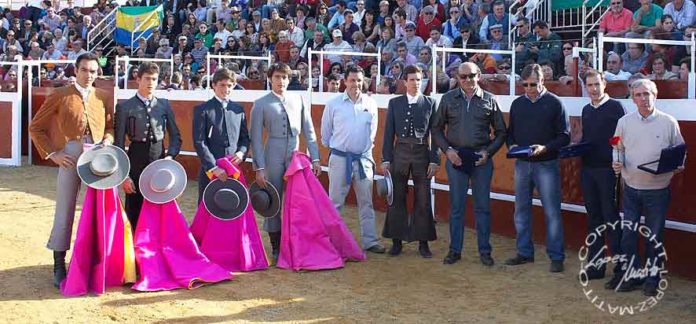 Los toreros y ganaderos colaboradores en el festival. (FOTO: www.lopezmatito.com)