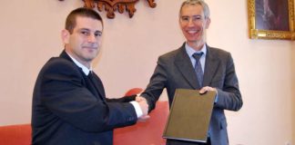El autor del pasodoble entrega la partitura al alcalde de Utrera. (FOTO: Ayuntamiento de Utrera)