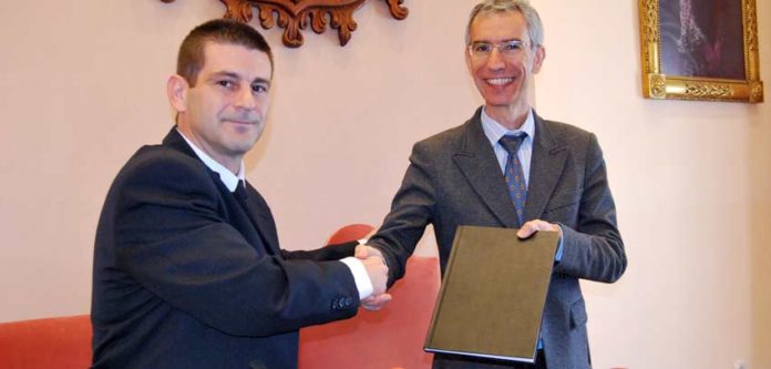 El autor del pasodoble entrega la partitura al alcalde de Utrera. (FOTO: Ayuntamiento de Utrera)