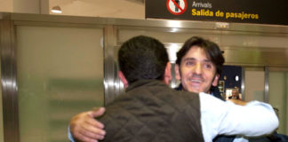 Diego Ventura es recibido en Sevilla por familiares y amigos.
