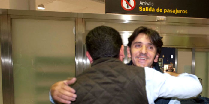 Diego Ventura es recibido en Sevilla por familiares y amigos.