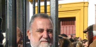 Antonio Rodrigo Torrijos, de IU, en la Puerta del Príncipe minutos antes de acceder al fondo por la Puerta Nº2, que da acceso al 'Palco de Convite', asistiendo por tanto en representación del Ayuntamiento cuando era teniente de alcalde. Ahora, en la oposición, votó el pasado viernes en contra de los toros en el Ayuntamiento. (FOTO: Javier Martínez)