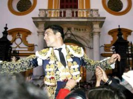 Manzanares sale a hombros por la Puerta del Príncipe. (FOTO: Arjona/Pagés)