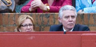 La polémica delegada de la Junta, Carmen Tovar, y el consejero de Gobernación, Francisco Menacho, en el polémico burladero de la Junta de Andalucía en la Maestranza.