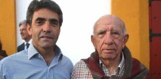 Victorino Martín, padre e hijo, ayer en Sevilla. (FOTO: Javier Martínez)