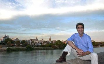 «Me molesta que se diga que hoy se torea mejor que nunca» Emilio Muñoz, a orillas del Guadalquivir en la parte de Triana. (FOTO: Felipe Guzmán/ABC-Sevilla)