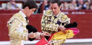 Uceda Leal le cede la muleta a Esaú Fernández en la ceremonia de confirmación de alternativa. (FOTO: las-ventas.com)