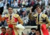 Daniel Luque, a la izquierda, saliendo a hombros en Nimes hoy junto a Enrique Ponce. (FOTO: Terres Taurines)