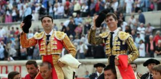Daniel Luque, a la izquierda, saliendo a hombros en Nimes hoy junto a Enrique Ponce. (FOTO: Terres Taurines)