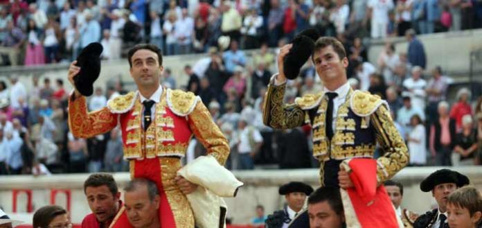 Daniel Luque, a la izquierda, saliendo a hombros en Nimes hoy junto a Enrique Ponce. (FOTO: Terres Taurines)