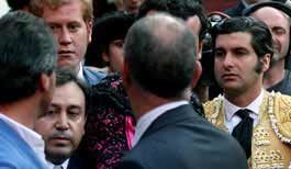 Fernando Lozano, a la izquierda de espalda, increpando a Morante. (FOTO: mundotoro.com)