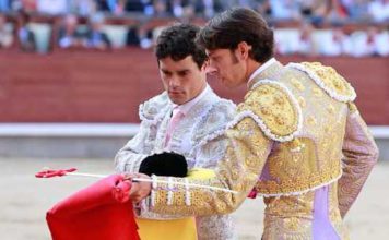 Miguel Abellán cede la muleta a Antonio Nazaré en la confirmación de alternativa de esta tarde. (FOTO: las-ventas.com)