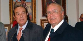 El pintor sevillano Pedro Escacena junto a Curro Romero, el torero al que más ha pintado.