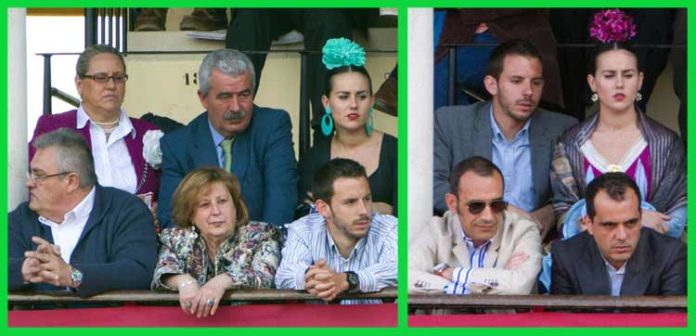 A la izquierda, en segunda fila de balconcillo, Luis Partida -en el centro- acompañado de su mujer y su hija en el 'Palco de Convite', con pases de la Junta. A la derecha, en foto de otro día, en primera fila con gafas de sol, Francisco Luque, marido de la delegada Carmen Tovar, y tras él, de nuevo la hija de Luis Partida con un acompañante. (FOTO: Paco Díaz/toroimagen.com)