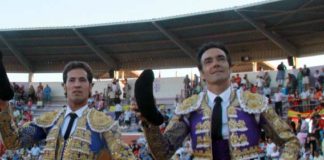 El Cid, a hombros con César Jiménez esta tarde en Torrejón. (FOTO: Pablo García/mundotoro.com)