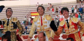 Esaú Fernández, a la derecha, a hombros junto a El Fandi y El Cordobés hoy en Torrejón. (FOTO: Pablo Gracía/mundotoro.com)