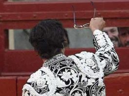 Morante le muestra unas gafas al presidente de Alicante tras negarle la segunda oreja. (FOTO: EFE)