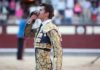 Daniel Luque con la oreja de su primero esta tarde en Madrid. (FOTO: las-ventas.com)