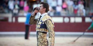 Daniel Luque con la oreja de su primero esta tarde en Madrid. (FOTO: las-ventas.com)