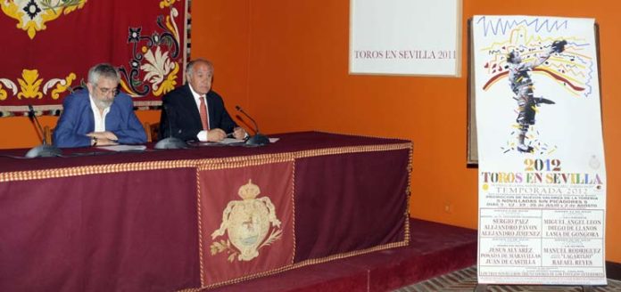 Eduardo Canorea y Ramón Valencia explicando el final de temporada en Sevilla. (FOTO: Romero/lamaestranza.es)