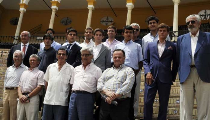 Los empresarios junto a algunos profesores y sus alumnos participantes en el ciclo. (FOTO: Romero/lamaestranza.es)