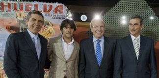 Los empresarios de Huelva y su alcalde, junto a Ventura. (FOTO: Ambitotoros)